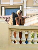 Рианна на балконе своего отеля в Монако (10 июля)