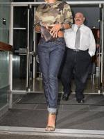 Рианна покидает отель в Нью-Йорке - 14 августа
