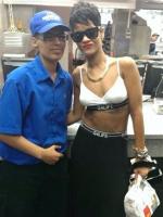 Rihanna с друзьями в McDonalds в Нью-Йорке (17 августа)