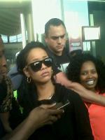Рианна прибыла в  Йоханнесбург, ЮАР (12 октября)