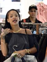 Рианна ходит по магазинам в Барбадосе - 31 октября 2013