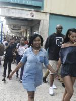 Рианна ходит по магазинам в Барбадосе - 31 октября 2013