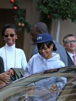 Rihanna покидает отель Montage в Беверли-Хиллз 1 декабря
