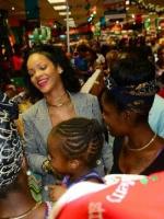 Рианна ходит по магазинам на Барбадосе - 24 декабря