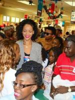 Рианна ходит по магазинам на Барбадосе - 24 декабря