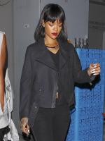 Rihanna около Hooray Henry&#039;s в Западном Голливуде - 8 февраля 2014