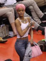 Рианна появилась на публике в розовом парике - 15 мая