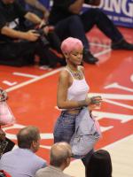 Рианна появилась на публике в розовом парике - 15 мая