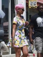 Rihanna гуляет в Лос-Анджелесе - 16 мая 2014
