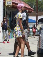 Rihanna гуляет в Лос-Анджелесе - 16 мая 2014