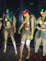 Rihanna с подругами отпраздновали Хэллоуин, переодевшись в Черепашек Ниндзя
