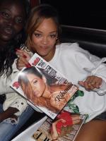 Rihanna с фанатами за кулисами &quot;DWT&quot; в Сент-Поле (24 марта)