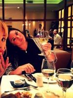 Rihanna с друзьями в ресторане San Carlo в Манчестере (11 июня)